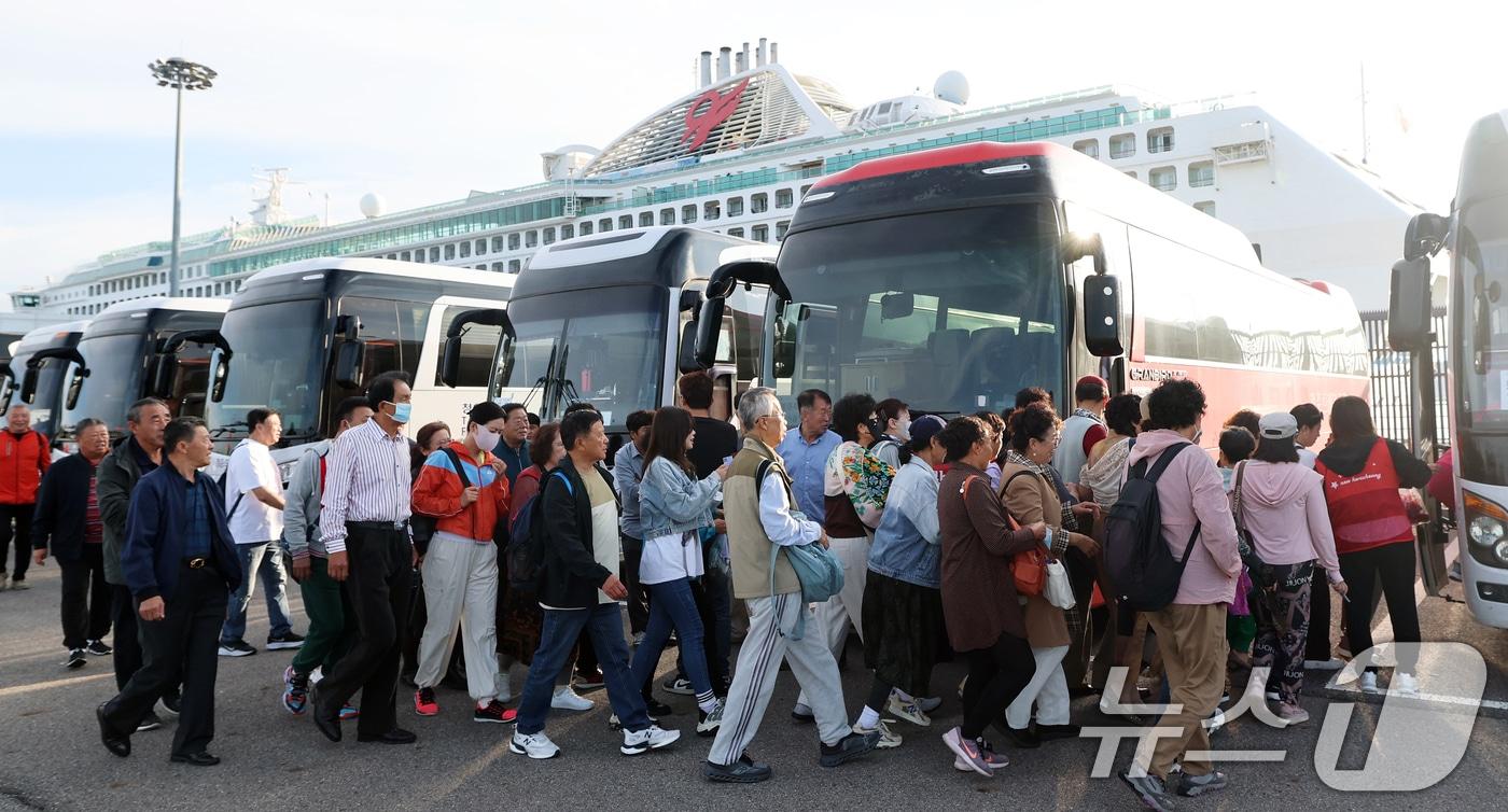 Chinese tourists arriving in South Korea via cruise ship enter through Incheon Port Cruise Terminal in Yeonsu-gu, Incheon, on the morning of September 29, when visa-free entry for Chinese group tourists began. 2025.9.29 / News1
