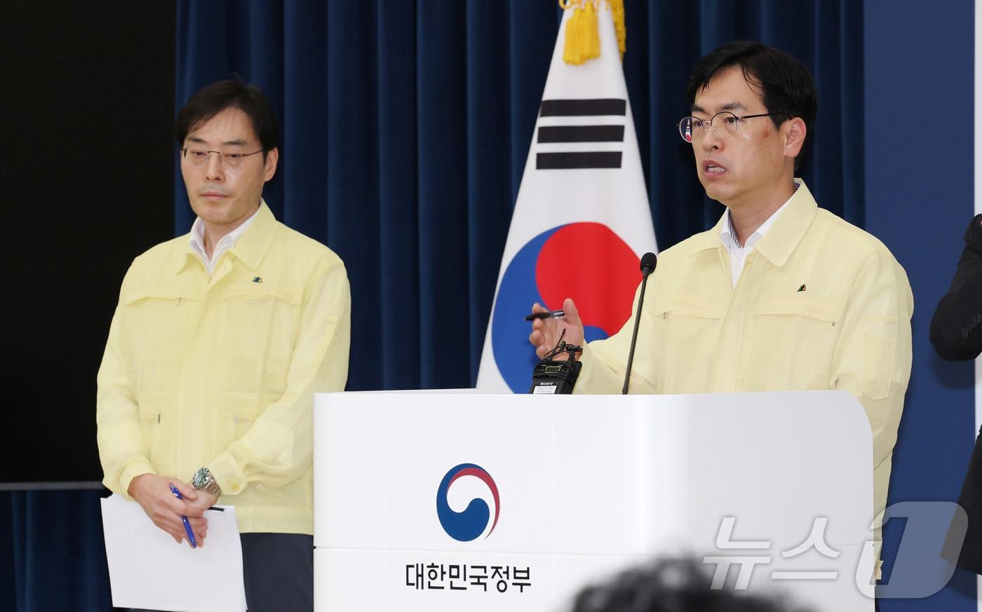 Deputy Minister of the Interior and Safety Kim Min-jae gives a briefing on the fire in the administrative information system of the National Information Resources Service (NIRS) at the Government Sejong Office in Sejong City on the afternoon of Monday. 2025.9.29 / News1