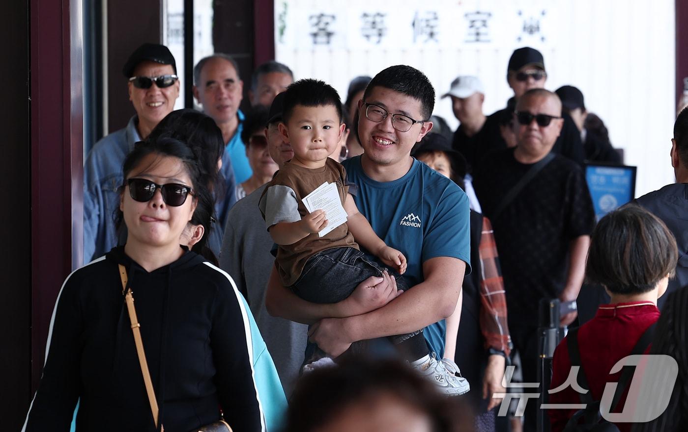 Chinese tourists look around a duty-free shop at Shilla Duty Free Seoul in Jung-gu, Seoul, on Monday, the first day of visa-free entry for Chinese group tourists. The government has decided to allow Chinese group tourists to enter the country visa-free from Monday until June 30 next year. During this period, Chinese tour groups will be able to enter the country visa-free for a 15-day period. 2025.9.29 / News1