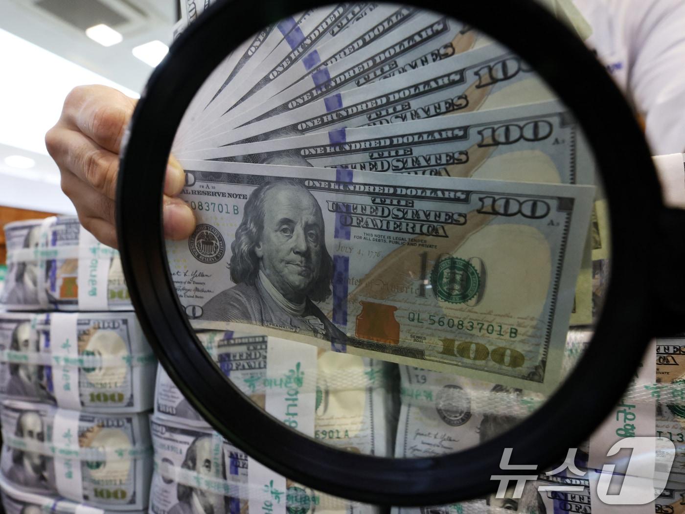 A bank official organizing dollar bills at Hana Bank's Counterfeit Response Center in Jung District, Seoul / News1