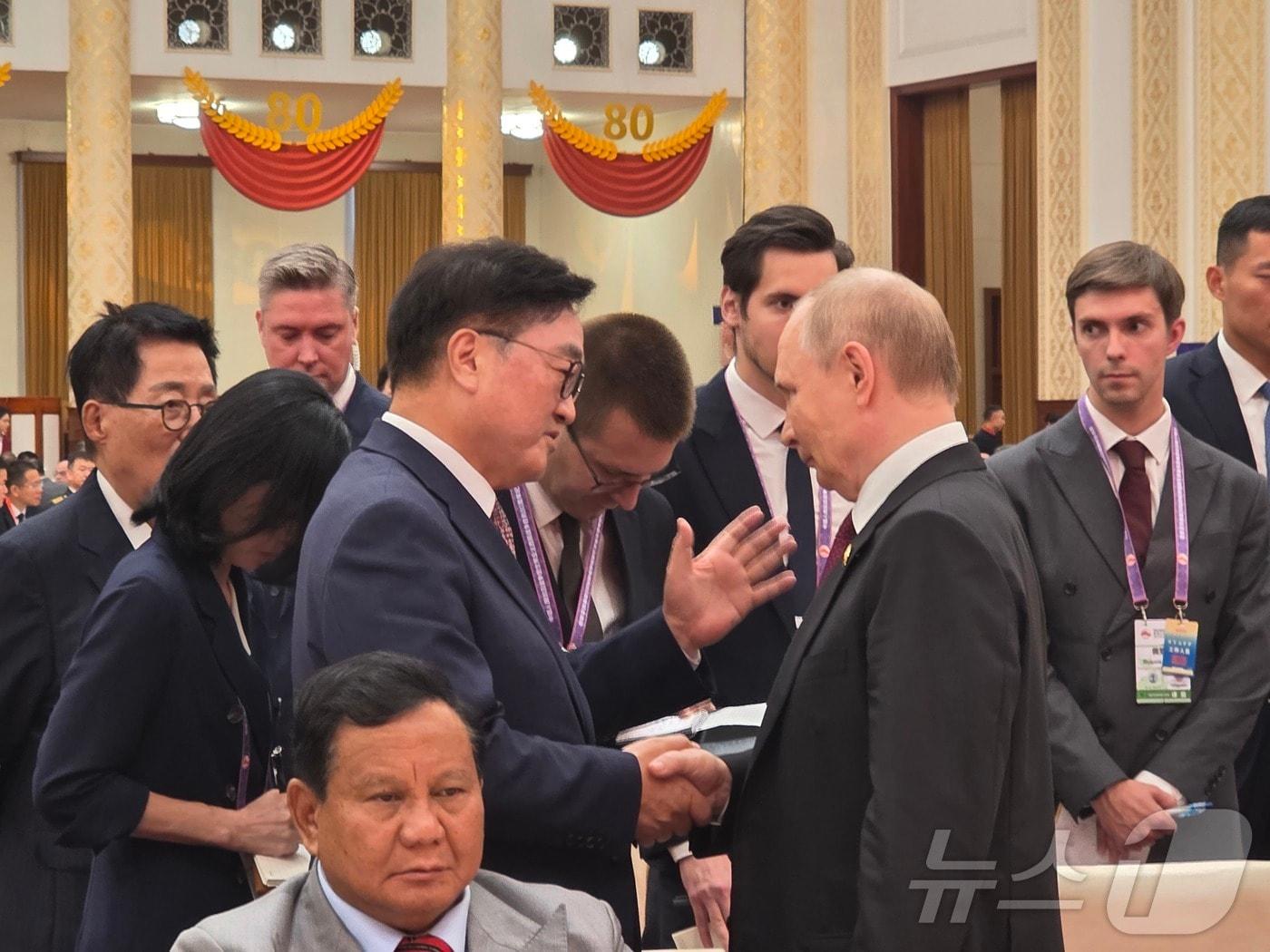 National Assembly Speaker Woo Won Shik is seen conversing with Russian President Vladimir Putin at the reception for the 80th anniversary of Victory Day, held in Beijing, China, on Wednesday / The National Assembly Speaker&#39;s Office