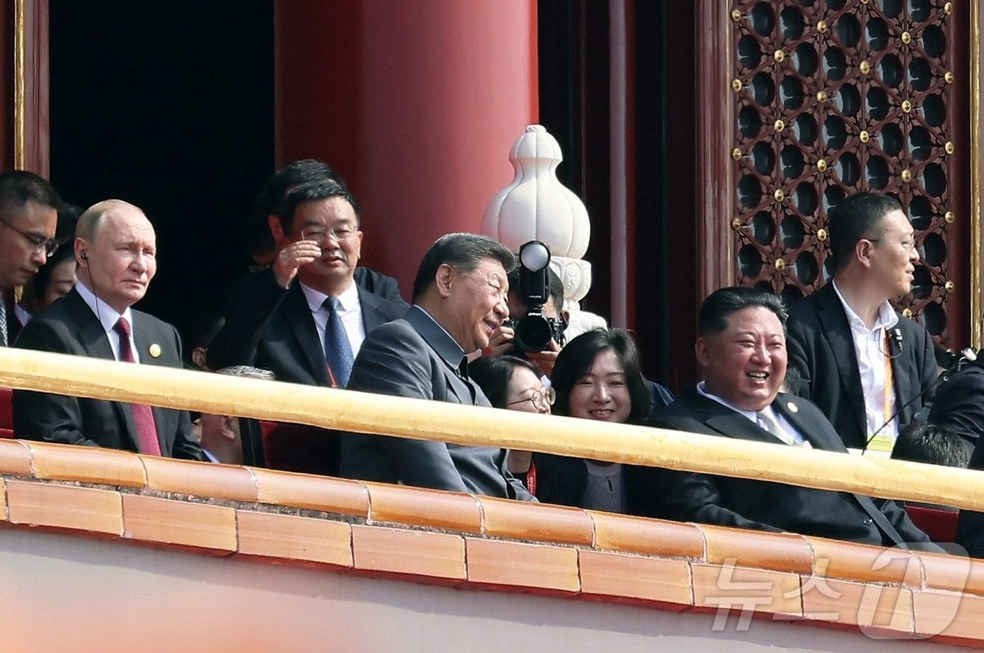Kim Jong Un, General Secretary of North Korea&#39;s Workers&#39; Party of Korea, speaks with Chinese President Xi Jinping during a feverish ceremony marking the 80th anniversary of the National Day of Victory in China on September 3 / Rodong Sinmun