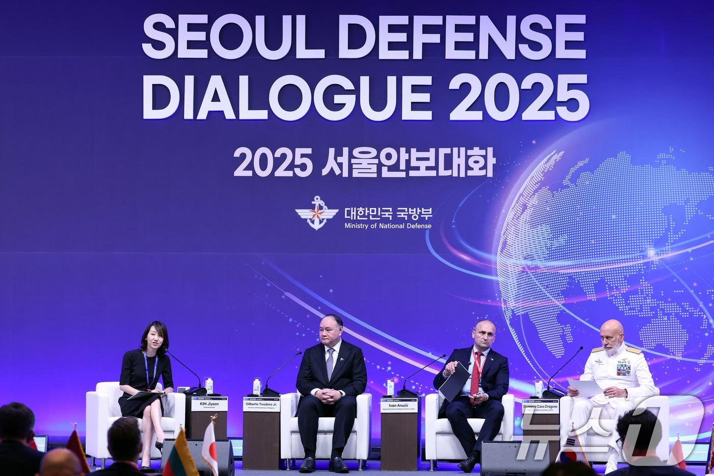 On Tuesday morning, at the 2025 Seoul Defense Dialogue&#39;s main conference held at the Lotte Hotel in Sogong-dong, Seoul, NATO Military Committee Chairman Giuseppe Cavo Dragone, Croatian Deputy Prime Minister and Defense Minister Ivan Anušić, and Philippine Secretary of National Defense Gilberto Teodoro Jr. exchanged views on mitigating geopolitical competition and restoring strategic stability. 2025.9.9 / News1