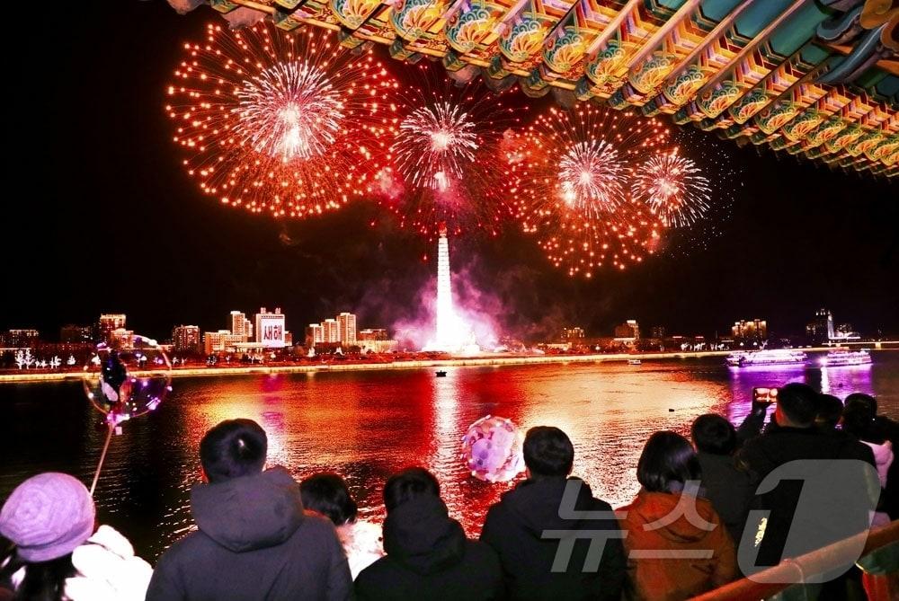 The Rodong Sinmun, the official newspaper of North Korea’s Workers’ Party, reported on January 1 that, amid nationwide excitement, a flag-raising ceremony was held at Kim Il-sung Square in the capital, Pyongyang, on January 1, 2026. It noted that the New Year’s Eve bell rang at the stroke of midnight to herald the new year, and the solemn melodies of the immortal revolutionary anthems Song of General Kim Il-sung and Song of General Kim Jong-il echoed across the capital’s skies / Rodong Sinmun