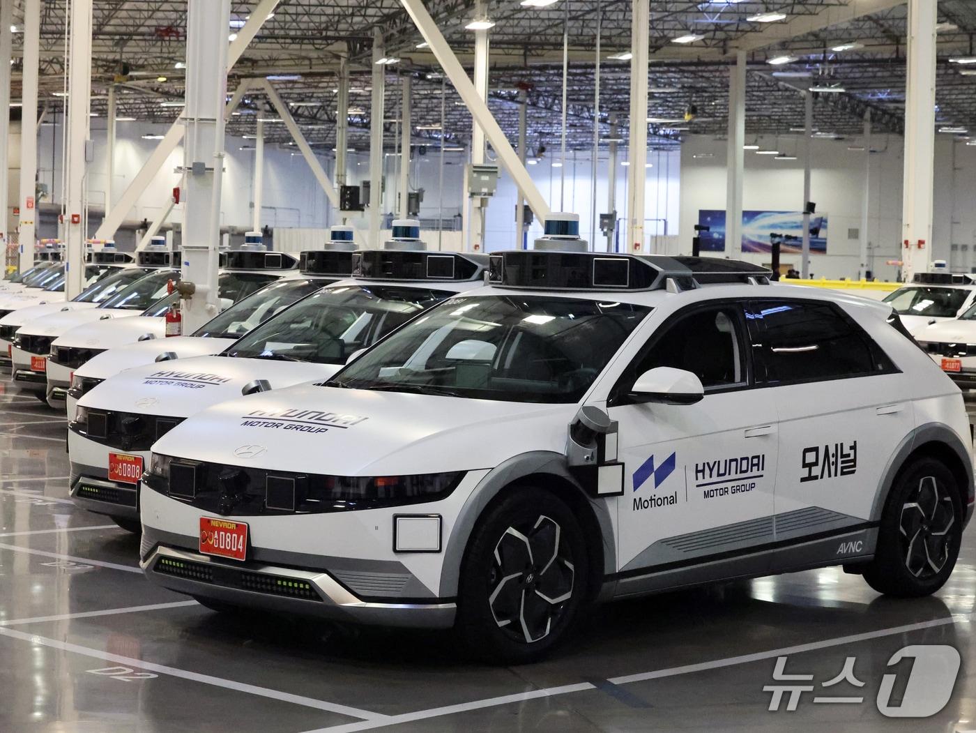 On January 8, employees at the Motional Technical Center in Las Vegas, Nevada, U.S., are managing autonomous driving data for the IONIQ 5-based robo-taxi developed jointly by Hyundai Motor Group and Motional. 2026.1.12 / News1