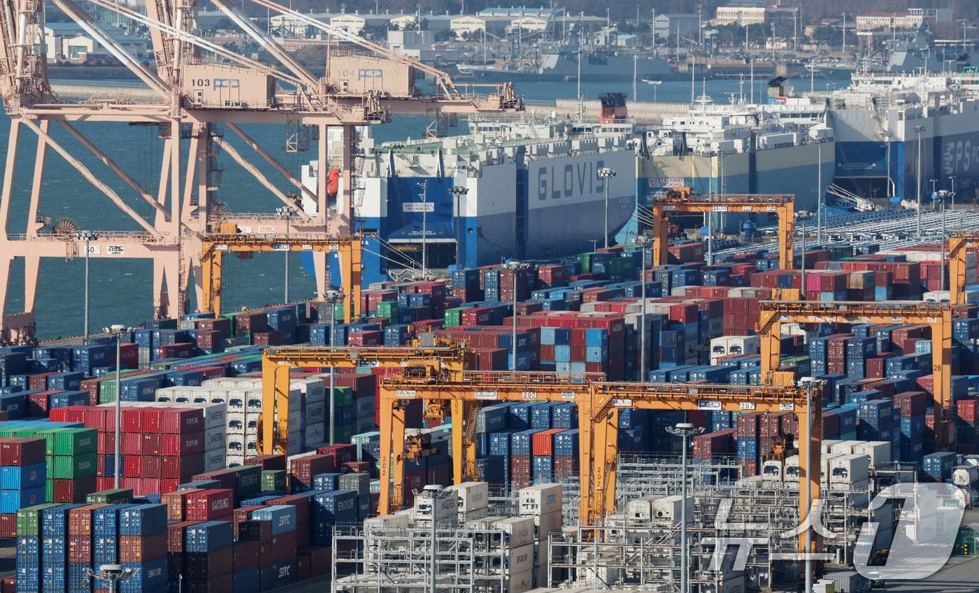 Export containers stacked at Pyeongtaek Port in Poseung-eup, Pyeongtaek-si, Gyeonggi Province 2026.1.13 / News1
