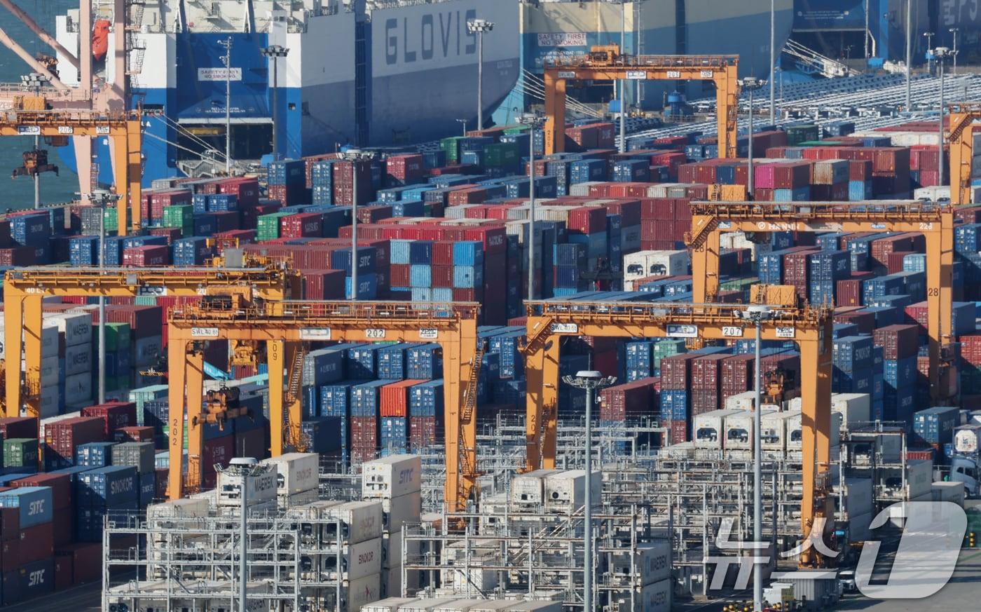 Export containers stacked at Pyeongtaek Port in Pocheong-eup, Pyeongtaek-si, Gyeonggi Province 2026.1.13 / News1