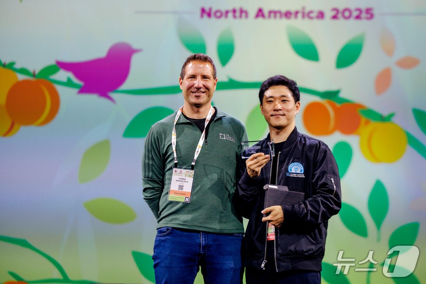 Son Seok-ho, ETRI Senior Researcher (right), poses for a commemorative photo after receiving the CNCF Community Awards 2025 at KubeCon North America (Provided by ETRI) / News1