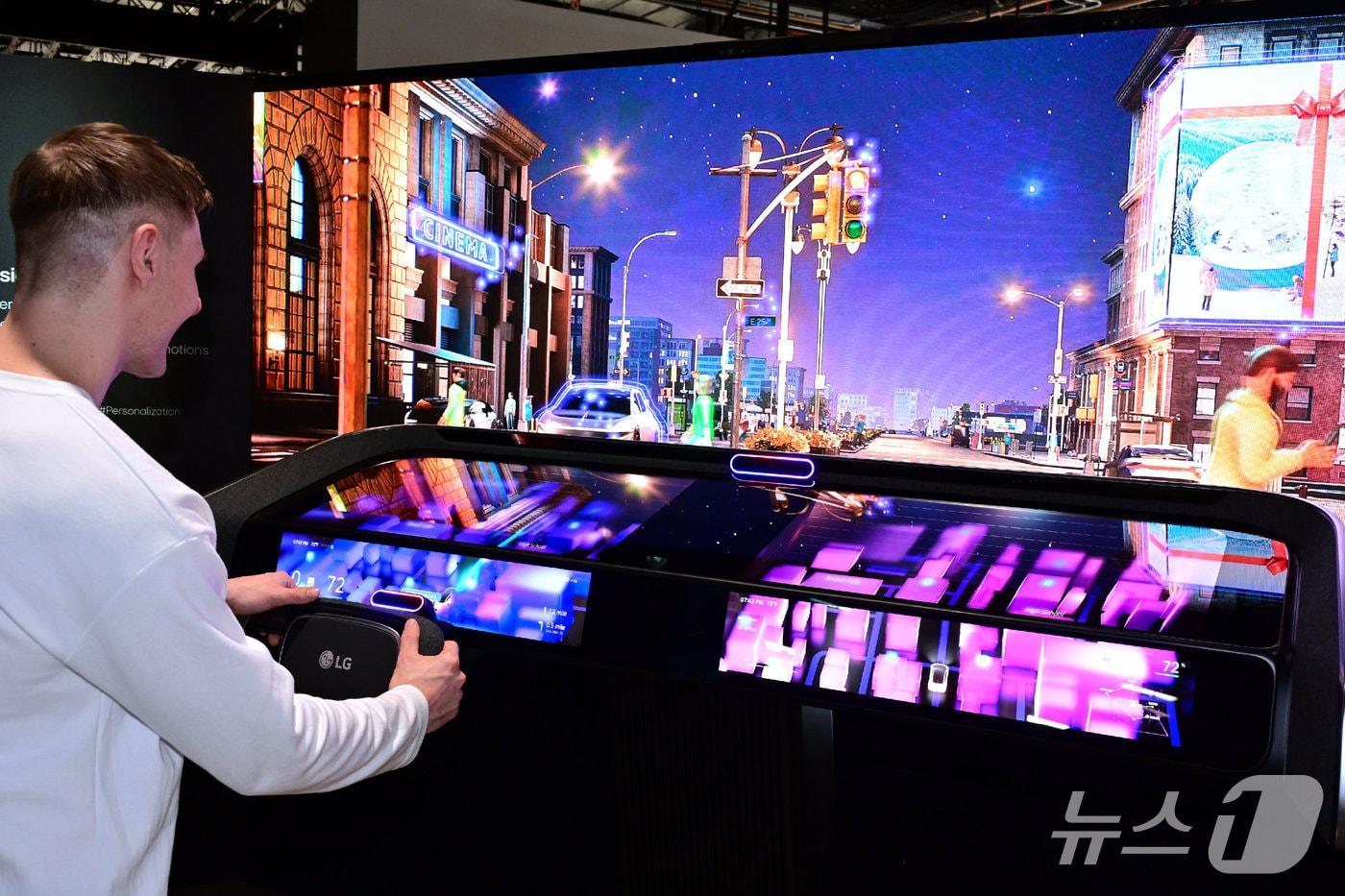 LG Electronics has won the 2026 SDV Innovator Awards hosted by global automotive media outlet Motor Trend for the second consecutive year, recognizing its differentiated technological capabilities in future mobility solutions. An LG Electronics model is demonstrating an automotive display solution / Provided by LG Electronics