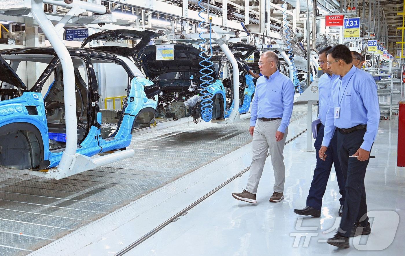Hyundai Motor Group Chairman Chung Eui-sun inspects the production line with employees at Hyundai Motor's Chennai plant in India on Monday (Hyundai Motor Group and Kia) 2026.1.14 / News1