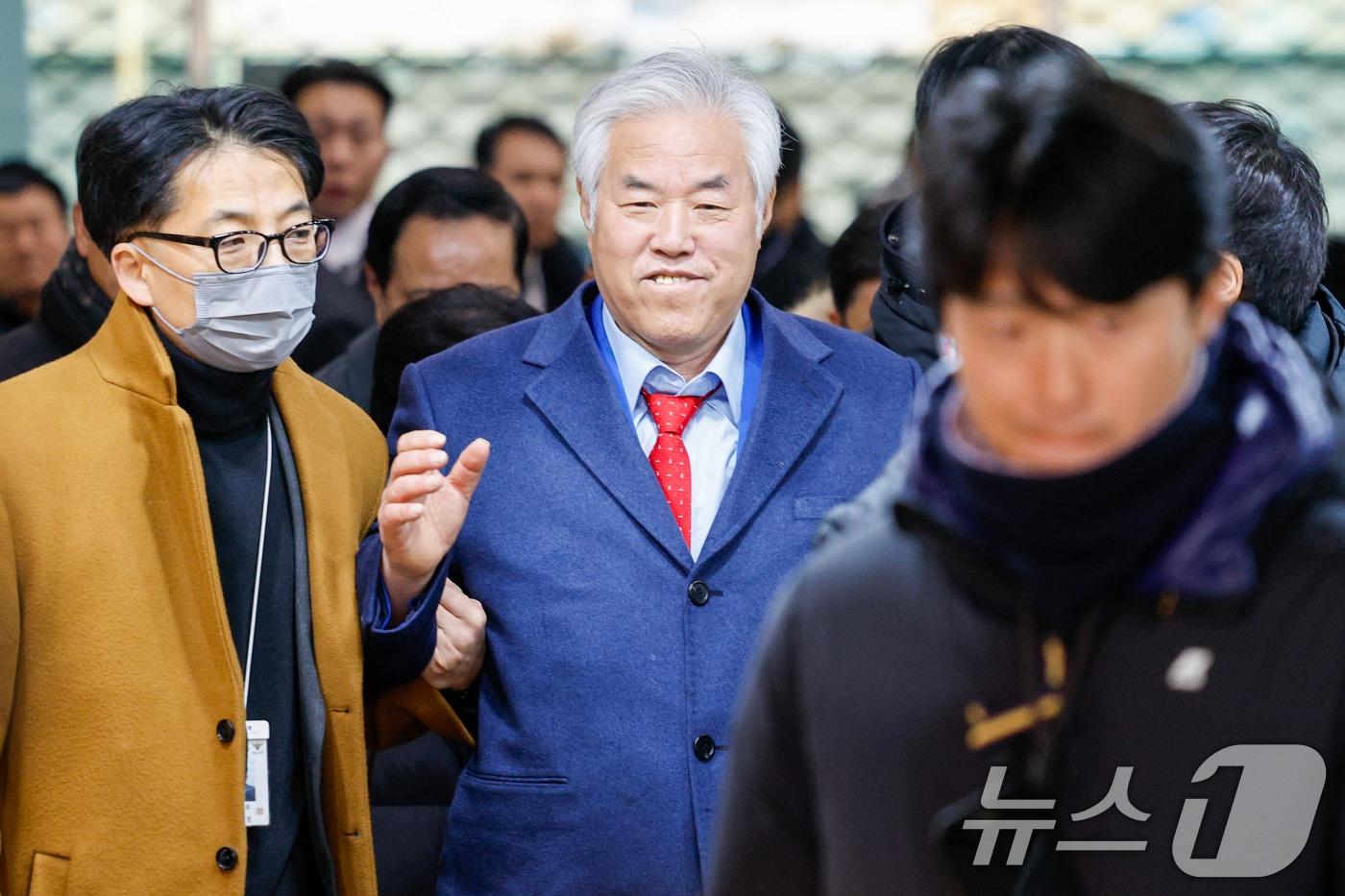 Pastor Jeon Kwang-hoon of Sarang Jeil Church, who was arrested on suspicion of masterminding the riot at the Seoul Western District Court, is seen leaving the court in Mapo-gu, Seoul, on January 15 after a hearing on the legality of his detention 2026.1.15 / News1
