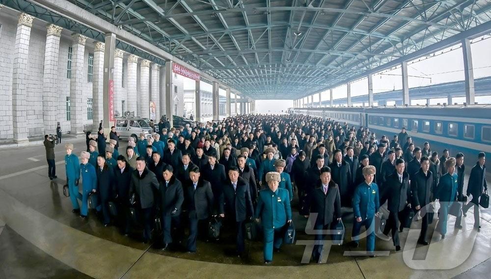 The Rodong Sinmun, the official newspaper of North Korea's Workers' Party, reported on January 16 that exemplary youths and People's Army soldiers, selected from all corners of the country including workplaces and frontline units where the sounds of creation and construction ring loud, arrived in Pyongyang on the previous day to participate in the event commemorating the 80th anniversary of the founding of the Socialist Patriotic Youth League / Rodong Sinmun