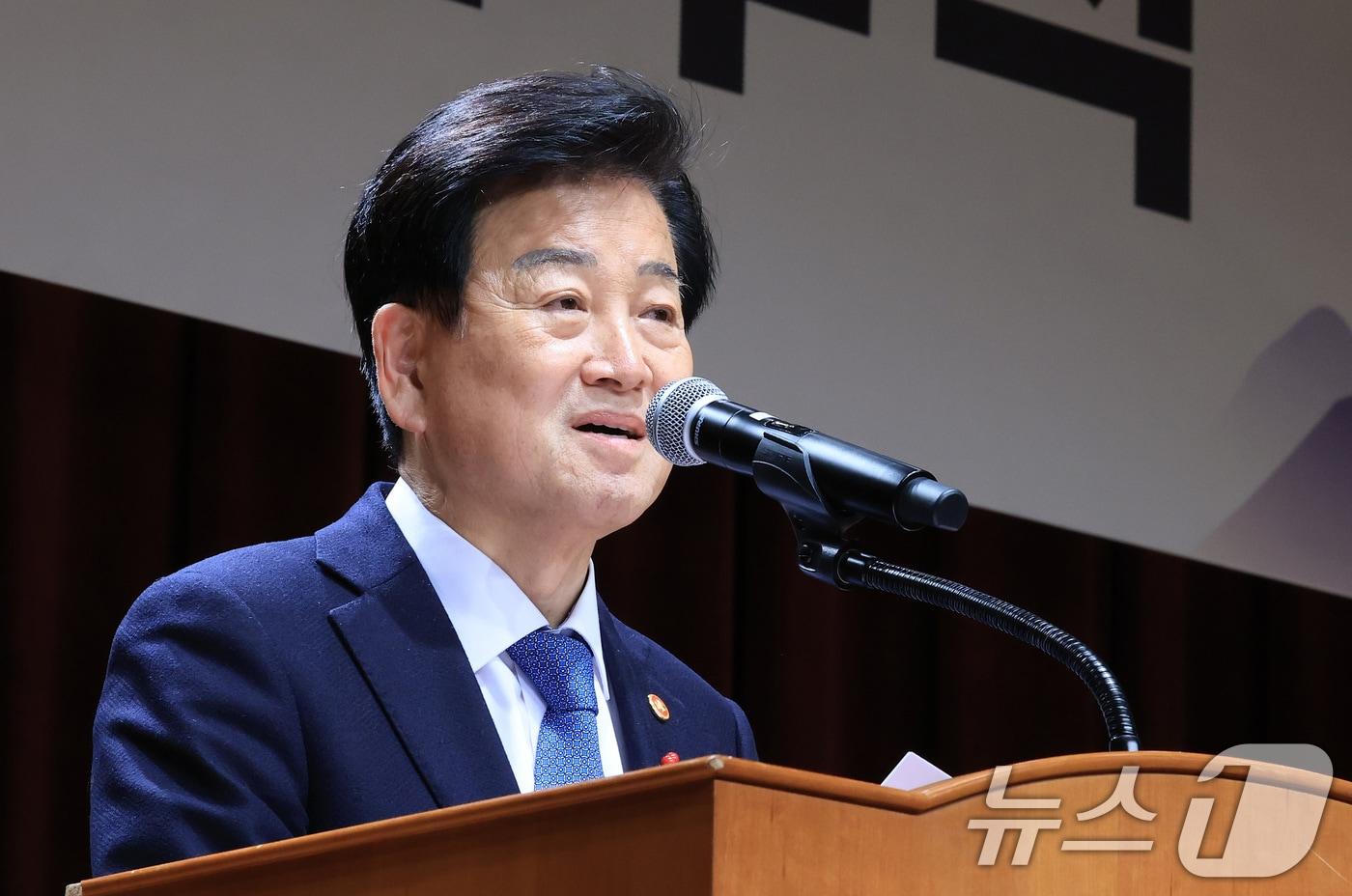 Unification Minister Chung Dong-young delivers a New Year's address at the 2026 Unification Ministry New Year's ceremony held at the annex of the Seoul Government Complex in Jongno-gu, Seoul, on January 2. 2026.1.2 / News1