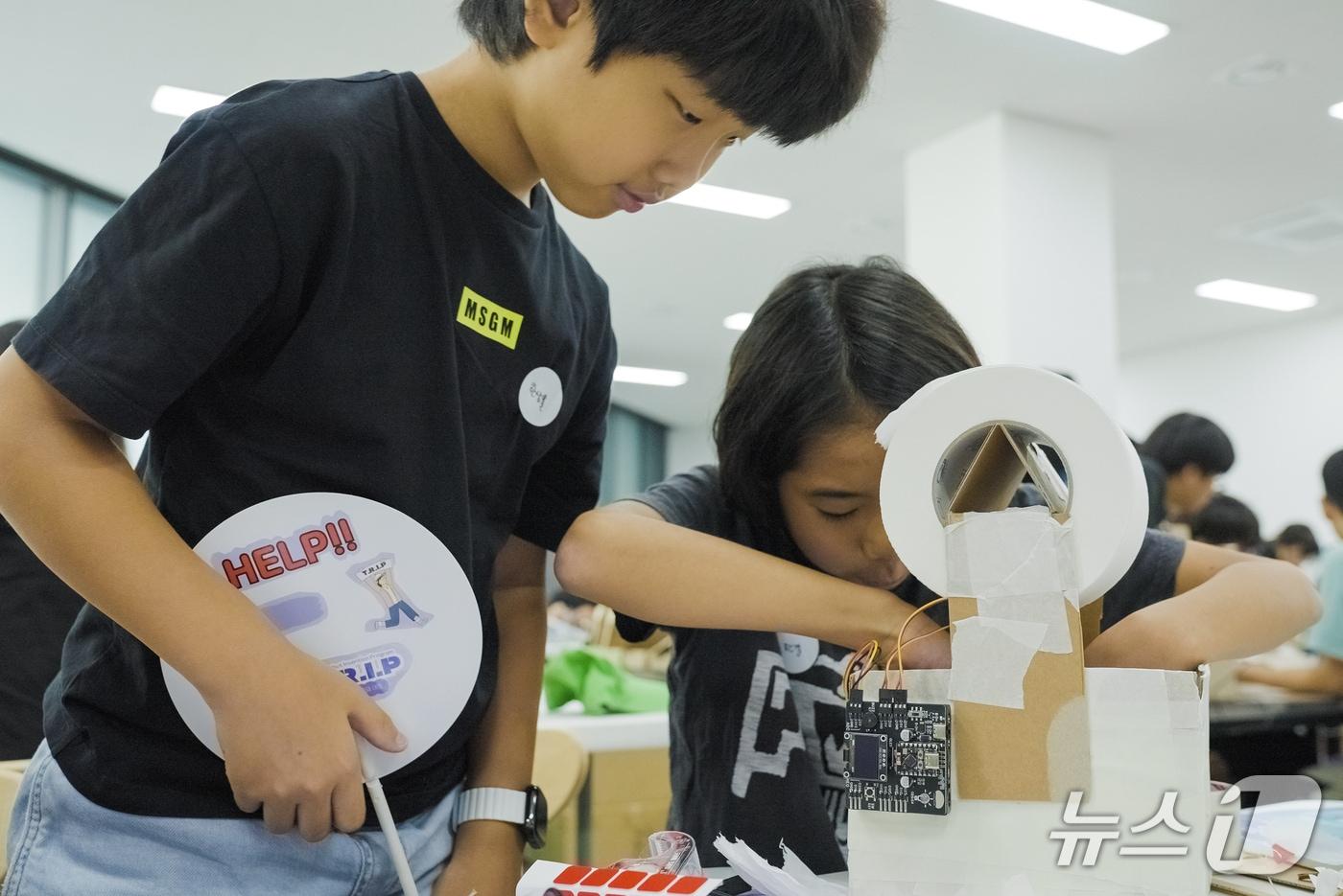 Students participating in the Companion Robot Invention Program / Provided by Seoul City