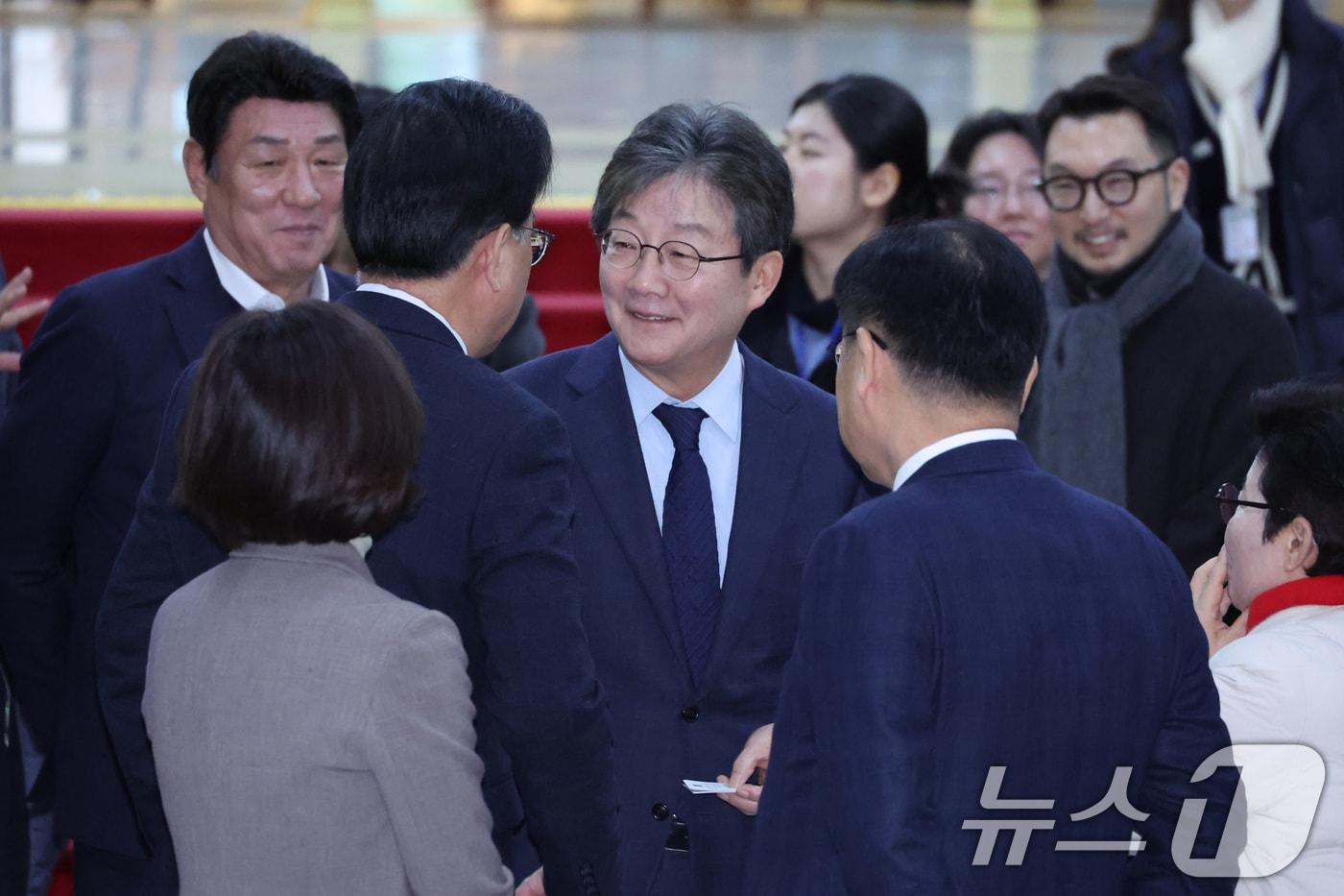 Former lawmaker Yoo Seung-min greets lawmakers after visiting the hunger strike site of People Power Party leader Jang Dong-hyuk at the National Assembly in Yeouido, Seoul, on January 20 2026.1.20 / News1