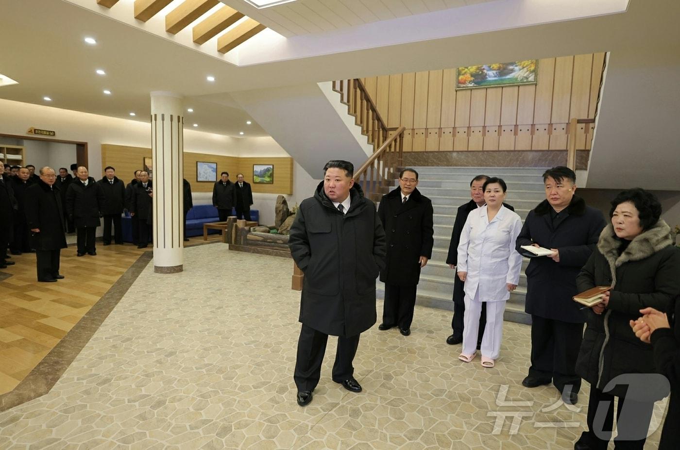 The Rodong Sinmun, the official newspaper of North Korea's Workers' Party, reported on Wednesday that the completion ceremony for the Onpo Workers' Recreation Center was grandly held on Tuesday, and that Comrade Kim Jong Un attended the ceremony.