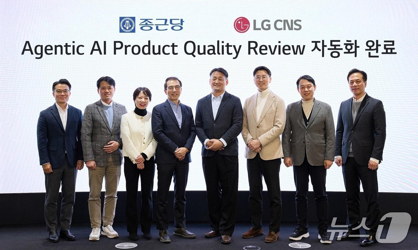 Kim Tae-hoon, Vice President and Head of LG CNS's AI Cloud Business Division (fourth from the right), and Jang Min-yong, Managing Director and Head of Chong Kun Dang's Chemical Battery Business Division (third from the right), along with Chong Kun Dang officials, are taking a commemorative photo / Provided by LG CNS