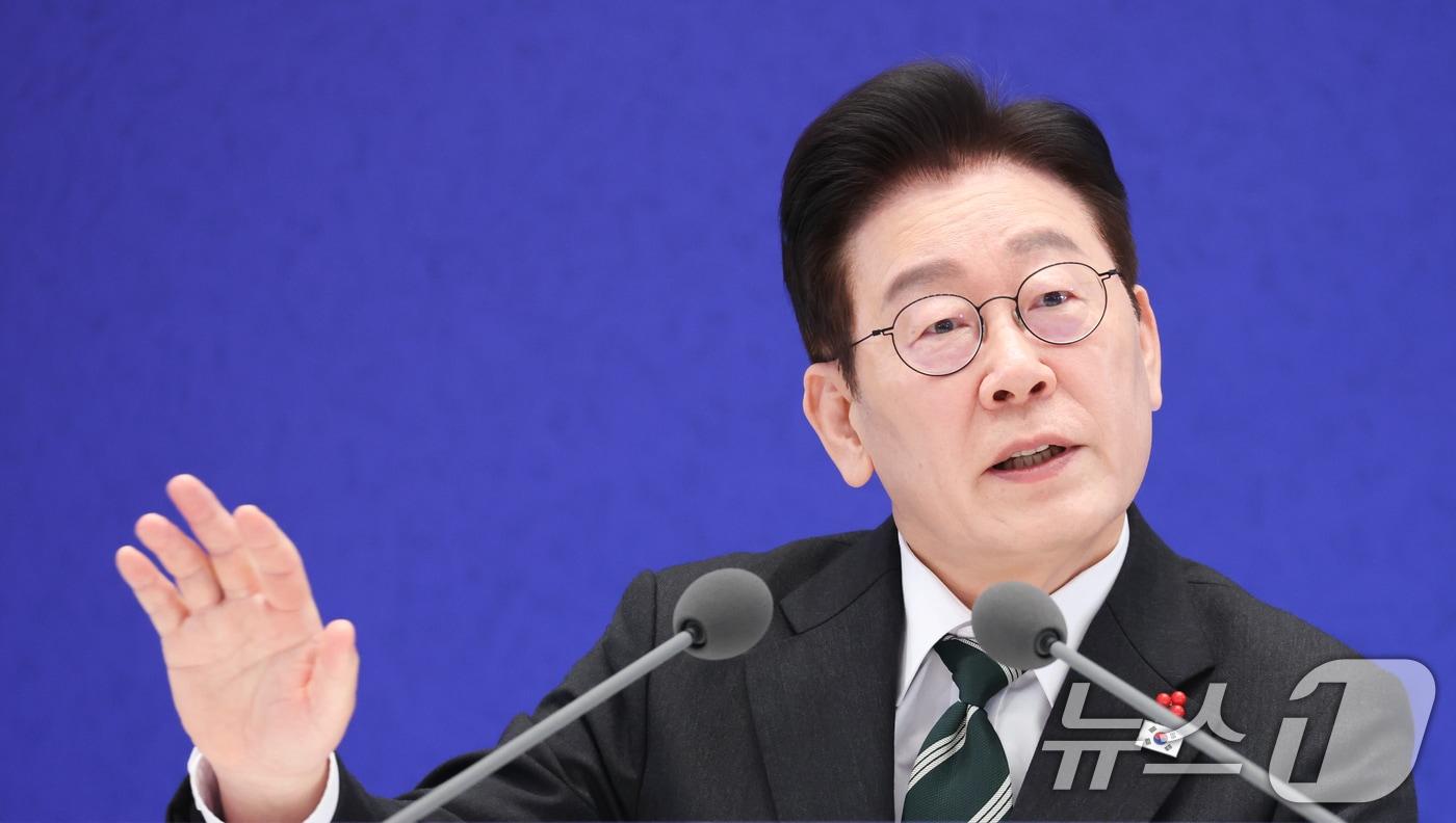 President Lee Jae Myung answers questions from reporters during a New Year's press conference held at the Blue House State Guest House on Wednesday 2026.1.21 / News1