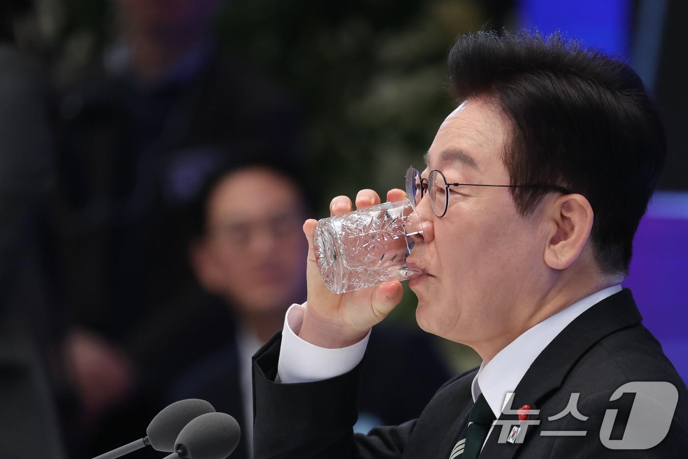 President Lee Jae Myung drinks water during a New Year's press conference held at the Blue House State Guest House on Wednesday 2026.1.21 / News1