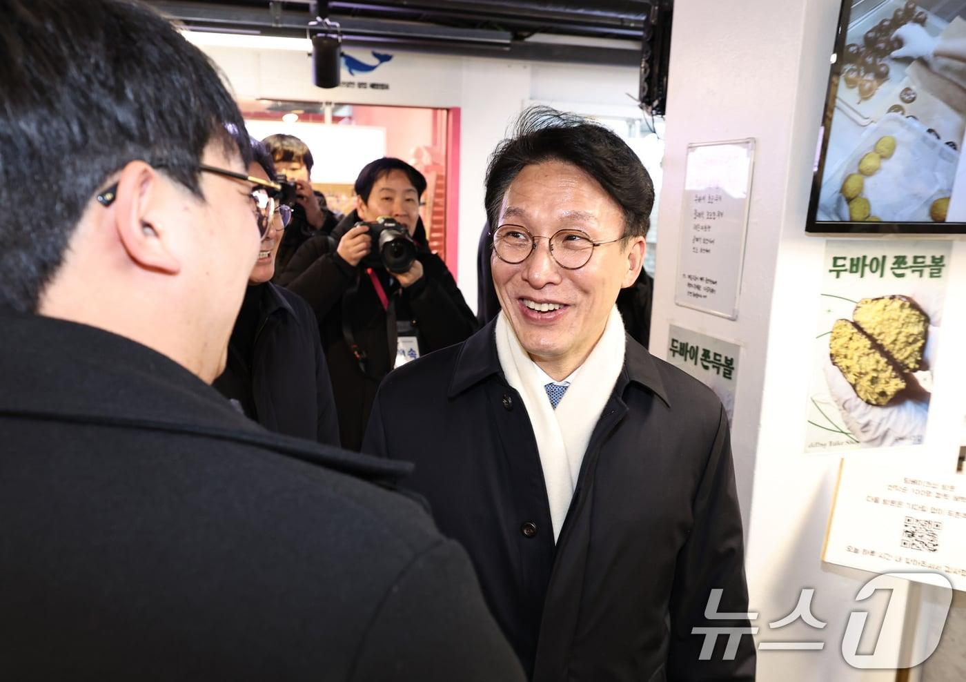 Prime Minister Kim Min-seok visited the Youth Mall at Gyeongdong Market in Dongdaemun-gu, Seoul on Wednesday afternoon, touring shops run by young entrepreneurs 2026.1.21 / News1