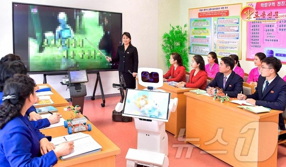 The Rodong Sinmun, the official newspaper of North Korea's Workers' Party, highlighted the Nangrang District Jeonjin Advanced Middle School, which has been transformed into an integrated combined school, on Thursday. It promoted its artificial intelligence education room, TV broadcasting room and children's broadcasting room, educational methodology research room, and practical classrooms for elementary school / Rodong Sinmun