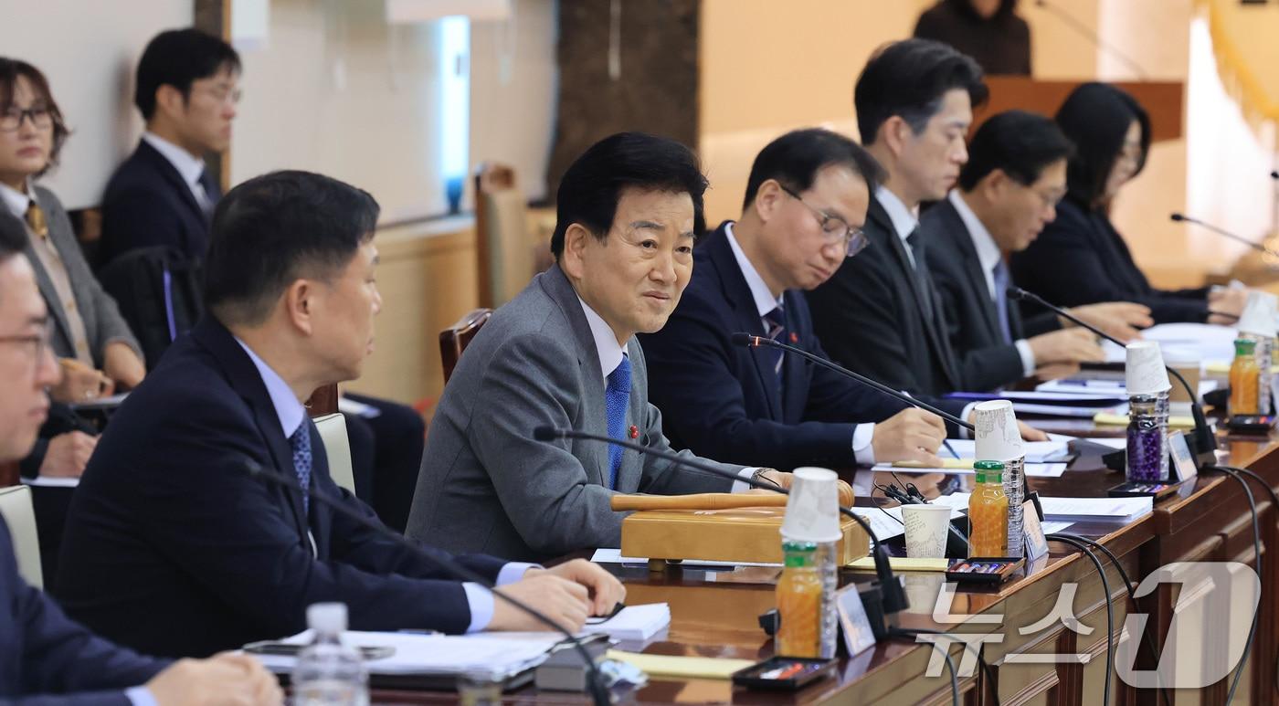 Unification Minister Chung Dong-young delivers an opening statement at the 340th Inter-Korean Exchange and Cooperation Promotion Council meeting held at the Seoul Government Complex in Jongno-gu, Seoul, on Thursday 2026.1.22 / News1