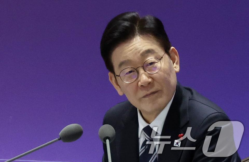 President Lee Jae Myung listens to a participant's remarks during the Listening to the Heart of Ulsan town hall meeting held at the Ulsan Exhibition & Convention Center on January 23 2026.1.23 / News1
