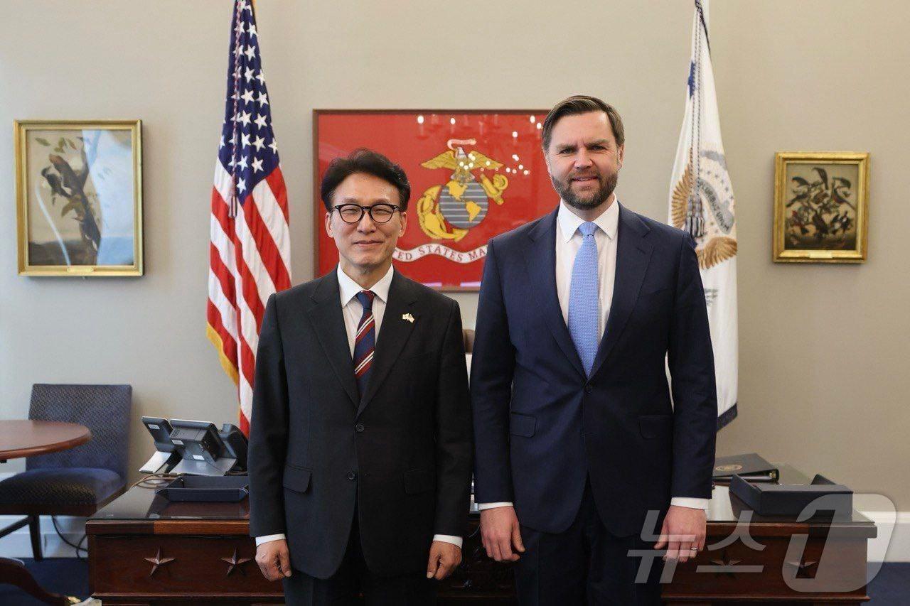 Prime Minister Kim Min-seok poses for a commemorative photo after meeting with Vice President JD Vance at the White House in Washington, D.C., on January 23 to exchange views on ways to develop South Korea-U.S. relations (Provided by the Office of the Prime Minister) 2026.01.23 / News1