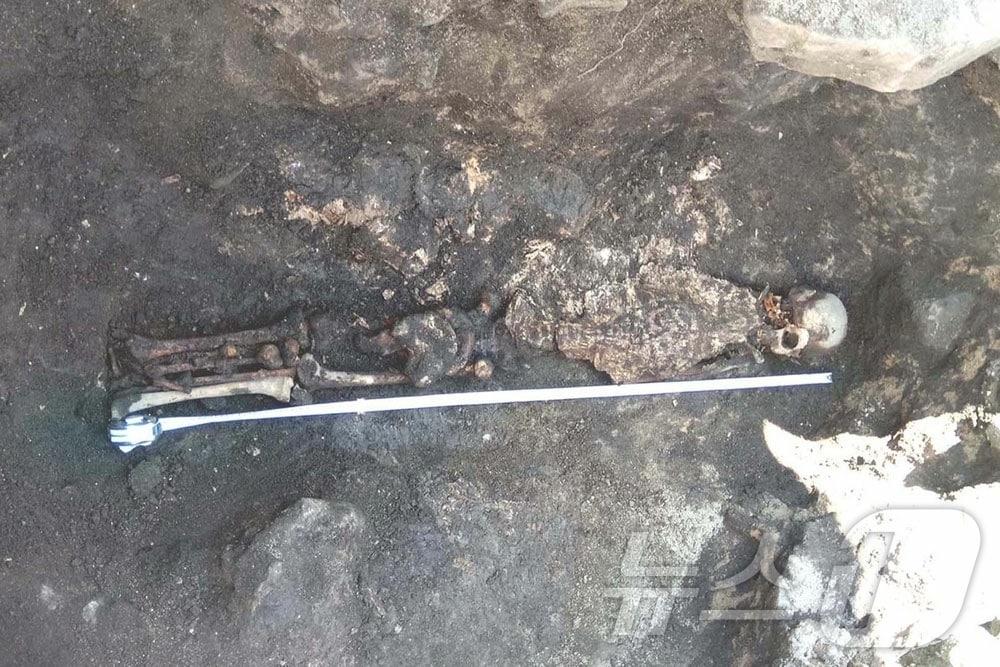 The Rodong Sinmun, the official newspaper of North Korea's Workers' Party, reported on January 24 that a research team from the History Department of Kim Il Sung University has intensified its survey and excavation work on historical sites around Mount Paektu. The newspaper stated that the team, in collaboration with Novosibirsk State University in Russia, conducted radiocarbon dating on the remains, confirming that the tomb occupants were generally people from the mid-19th to late 19th centuries / Rodong Sinmun