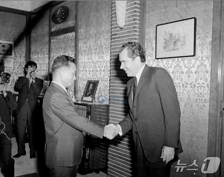 President Park Chung-hee shaking hands with President Nixon at a commemorative event during his visit to the U.S. in 1969 / Provided by National Archives of Korea