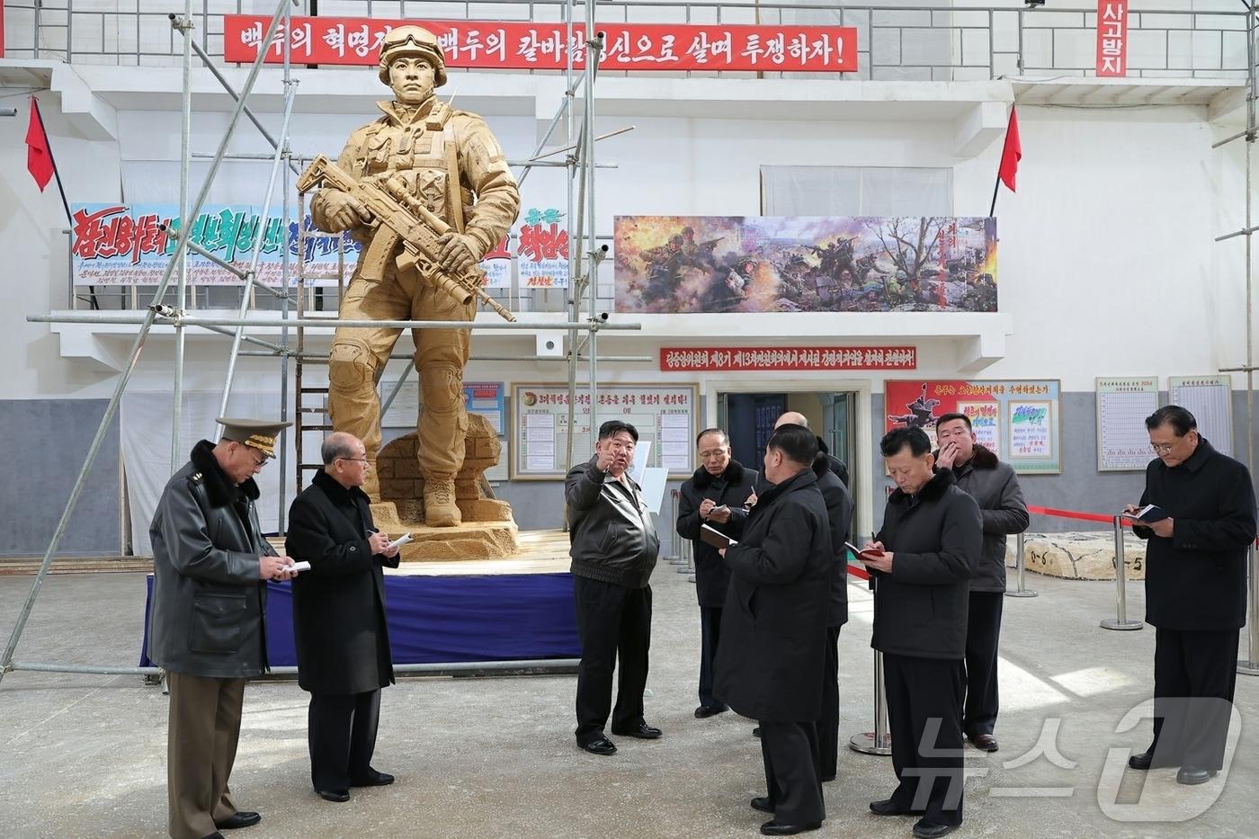 The Rodong Sinmun, the official newspaper of North Korea's Workers' Party, reported on Monday that Kim Jong Un, the party's general secretary, visited the Mansudae Art Studio on January 25 and guided the production of a statue commemorating North Korean troops dispatched to Russia / Rodong Sinmun