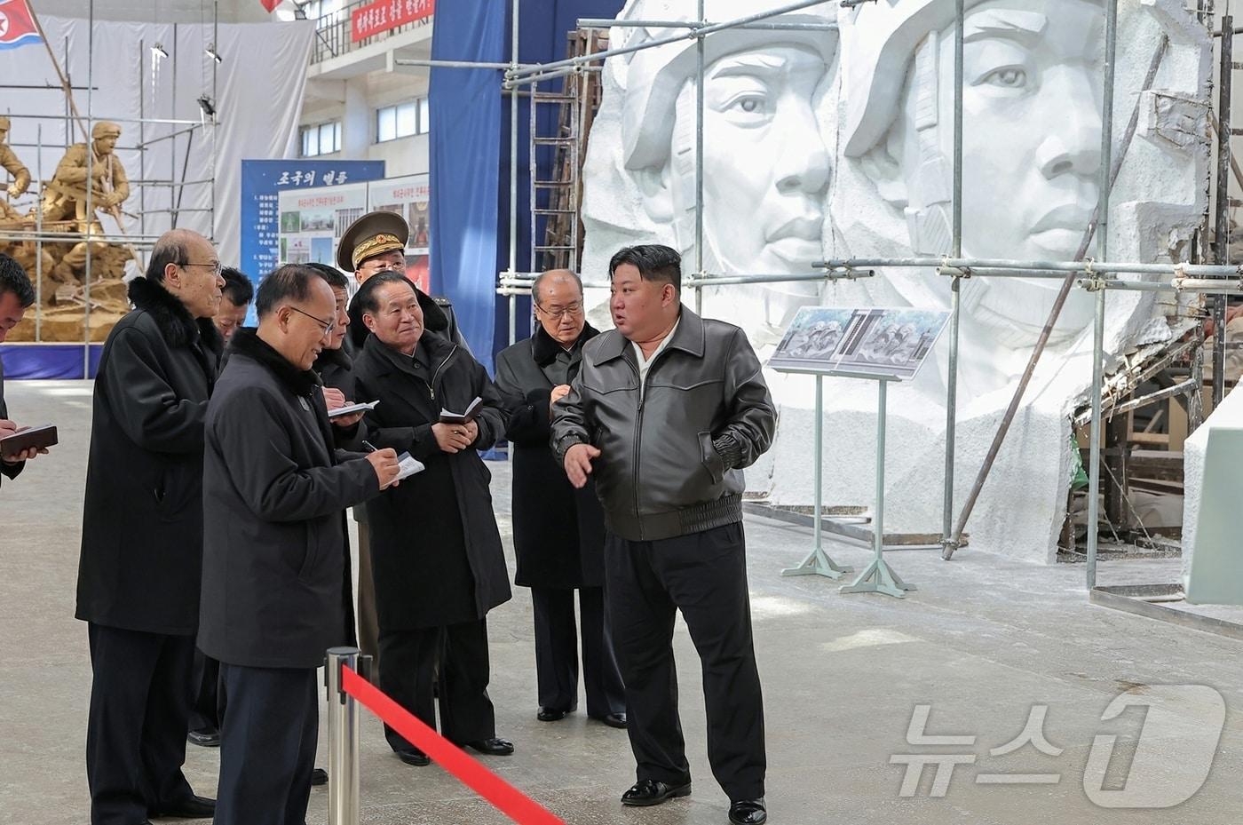 The Rodong Sinmun, the official newspaper of North Korea's Workers' Party, reported on Monday that Kim Jong Un, the party's general secretary, visited the Mansudae Art Studio on the previous day and guided the sculpting project to honor North Korean troops dispatched to Russia / Rodong Sinmun