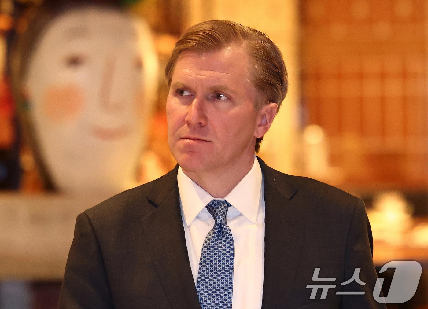 U.S. Secretary of War for Policy Elbridge Colby exits the venue after concluding discussions on diplomatic and security issues with Foreign Minister Cho Hyun at the Four Seasons Hotel in Jongno-gu, Seoul, on Monday morning 2026.1.26 / News1