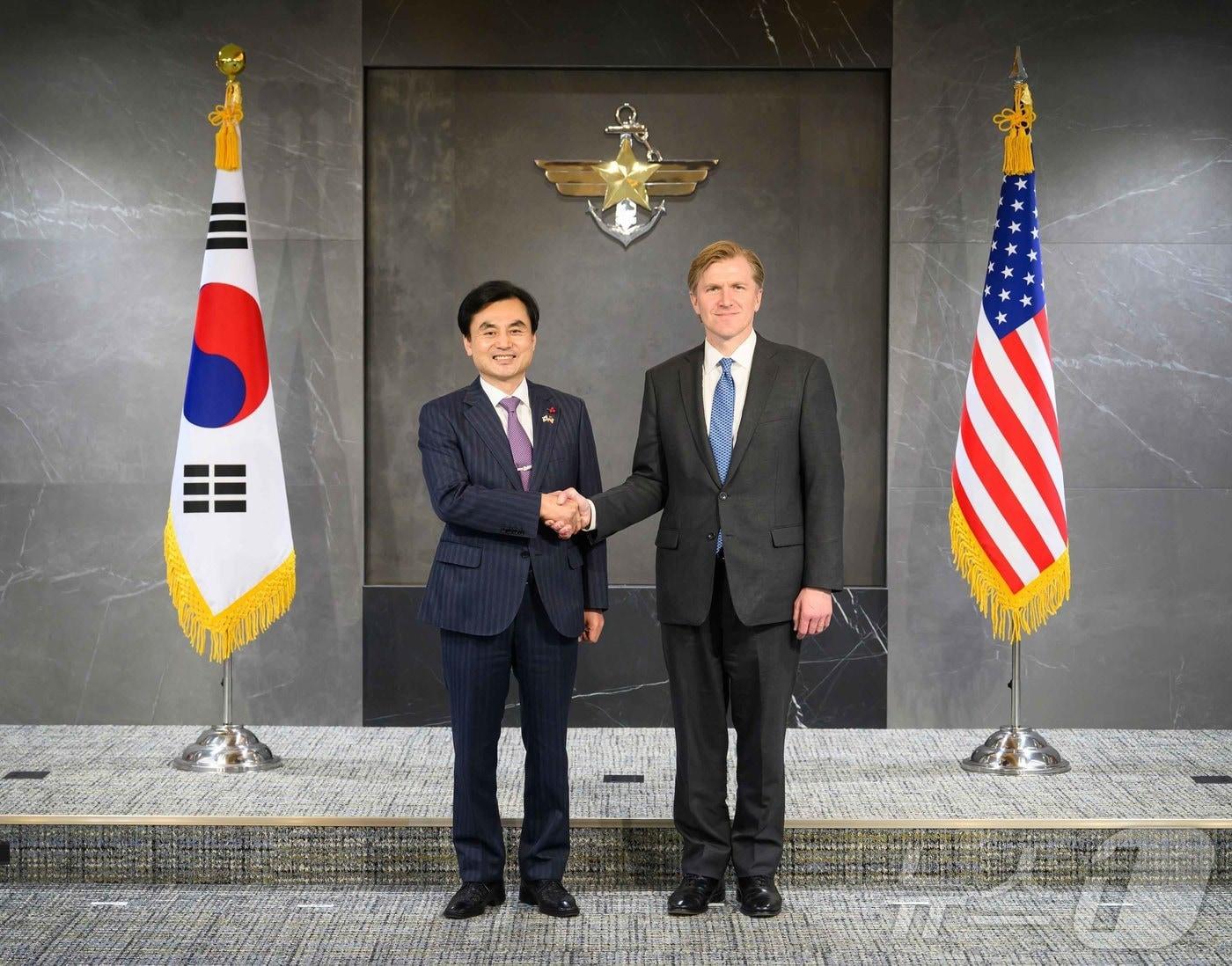 Defense Minister Ahn Gyu-back poses for a commemorative photo with U.S. Deputy Secretary of Defense for Policy Elbridge Colby after their meeting at the Ministry of National Defense building in Yongsan-gu, Seoul, on Monday morning 2026.1.26 / News1