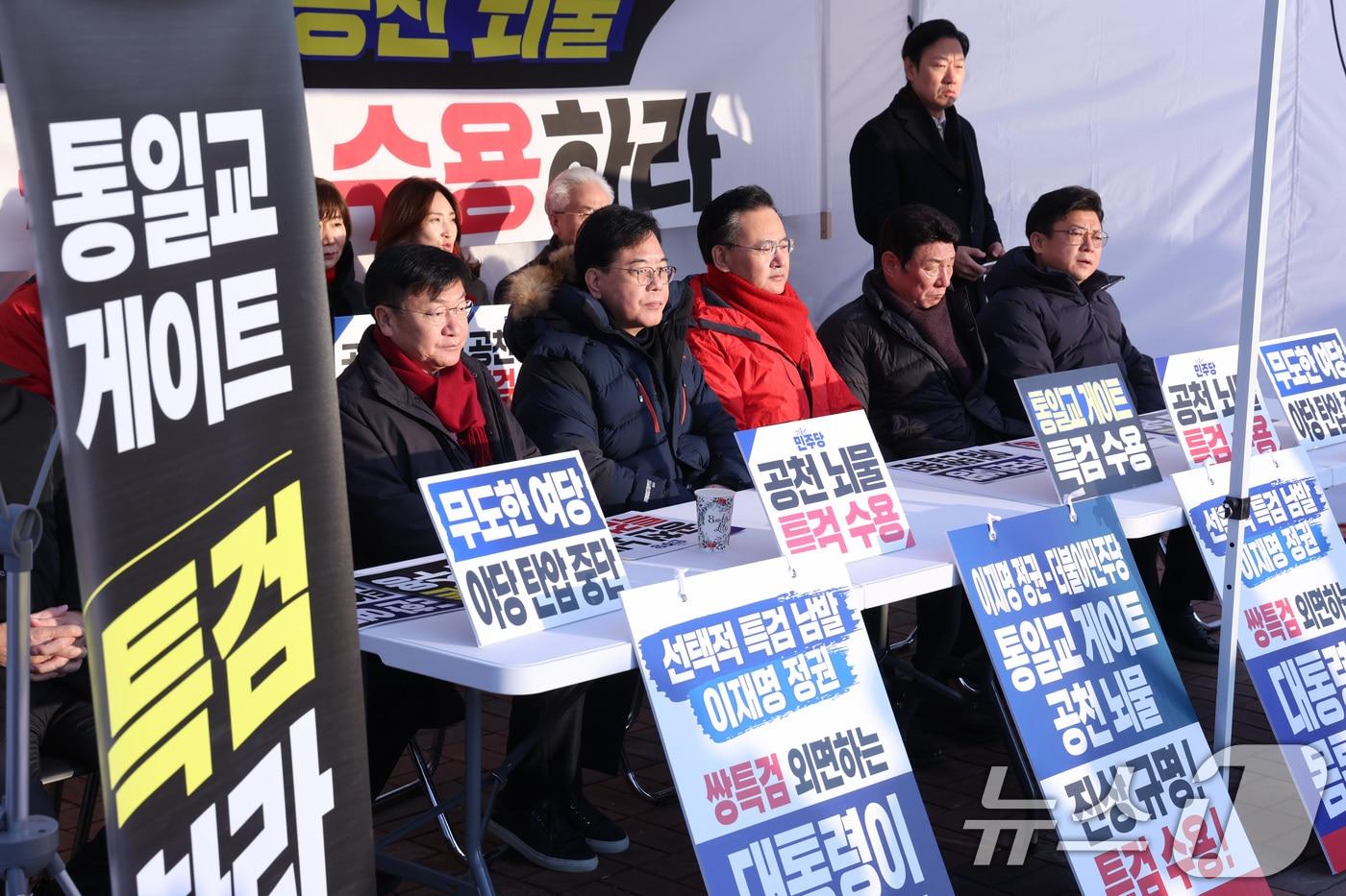 Song Eon-seok, floor leader of the People Power Party, is staging a tent sit-in protest in front of the National Assembly main building in Yeouido, Seoul, on Tuesday, demanding a special prosecutor for the nomination bribery and Unification Church gate scandals 2026.1.27 / News1