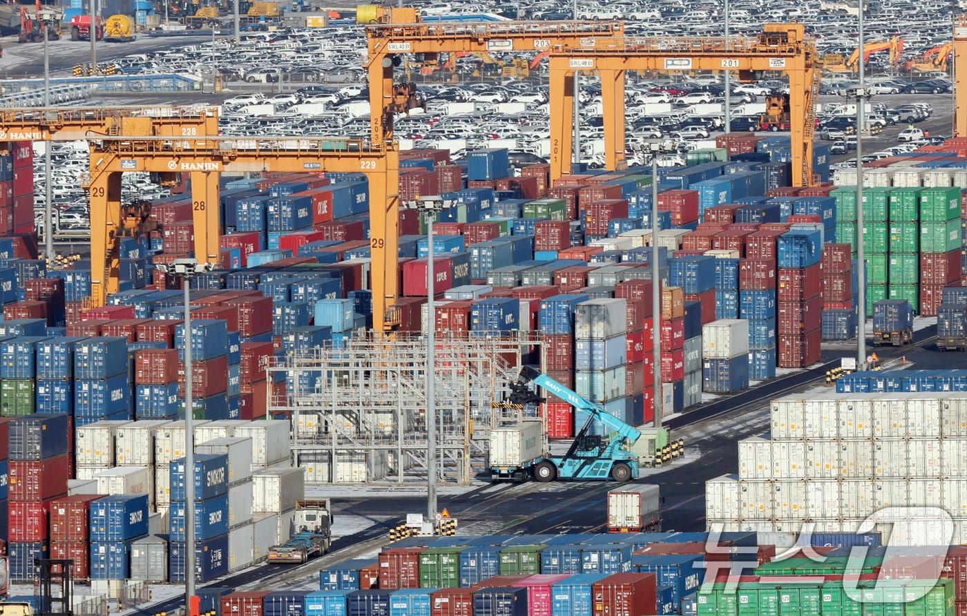 Export containers stacked at Pyeongtaek Port in Pocheong-eup, Pyeongtaek City, Gyeonggi Province on Tuesday 2026.1.27 / News1