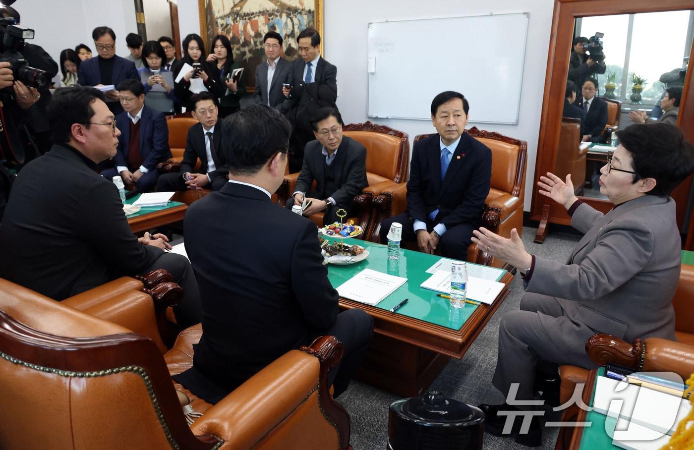 Lim Lee-ja, Chairwoman of the National Assembly's Finance and Economy Committee, and Deputy Prime Minister and Minister of Economy and Finance Koo Yoon-cheol are discussing U.S. President Donald Trump's mention of raising tariffs at the National Assembly on Tuesday 2026.1.27 / News1