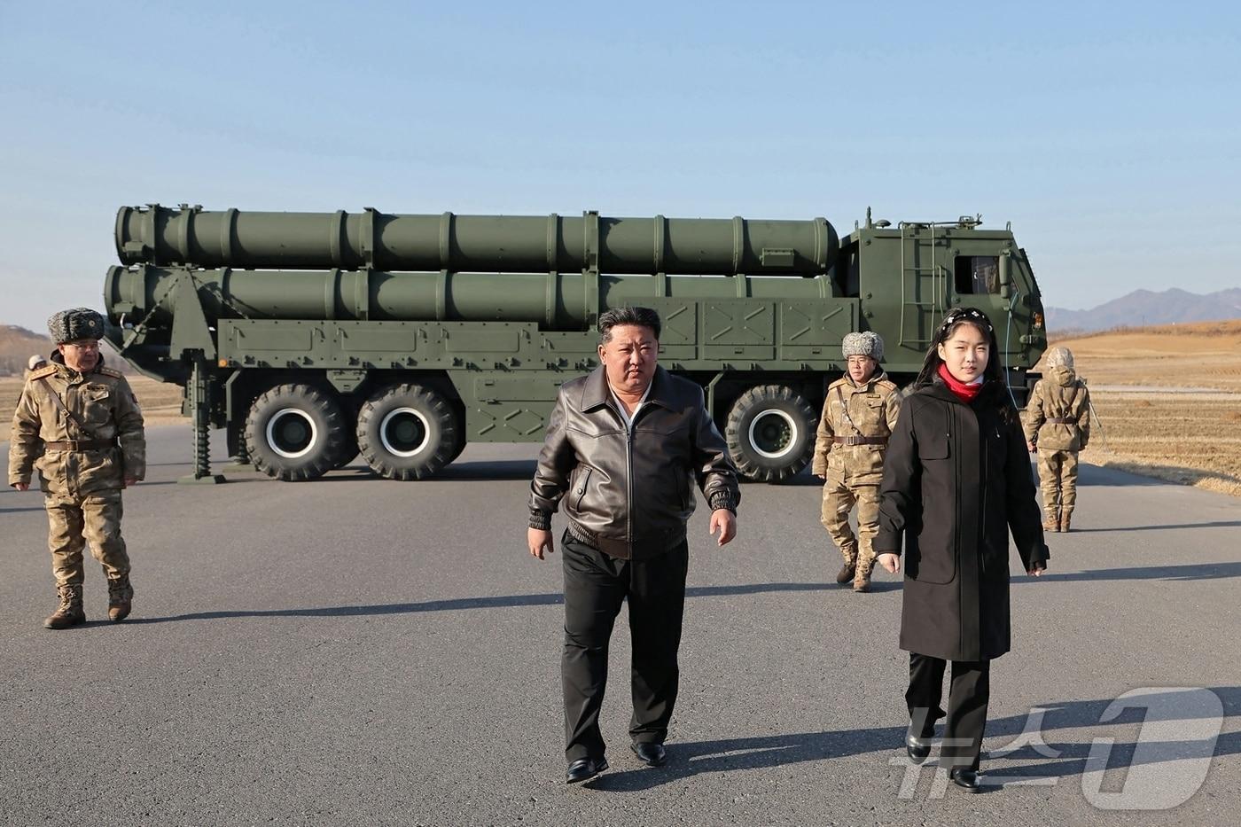 The Rodong Sinmun, the official newspaper of North Korea's Workers' Party, reported on Wednesday that the Missile Bureau conducted a test firing on Tuesday to verify the effectiveness of an upgraded large-caliber multiple rocket launcher system incorporating new technology. General Secretary Kim Jong Un observed the test firing alongside his daughter, Ju Ae / Rodong Sinmun