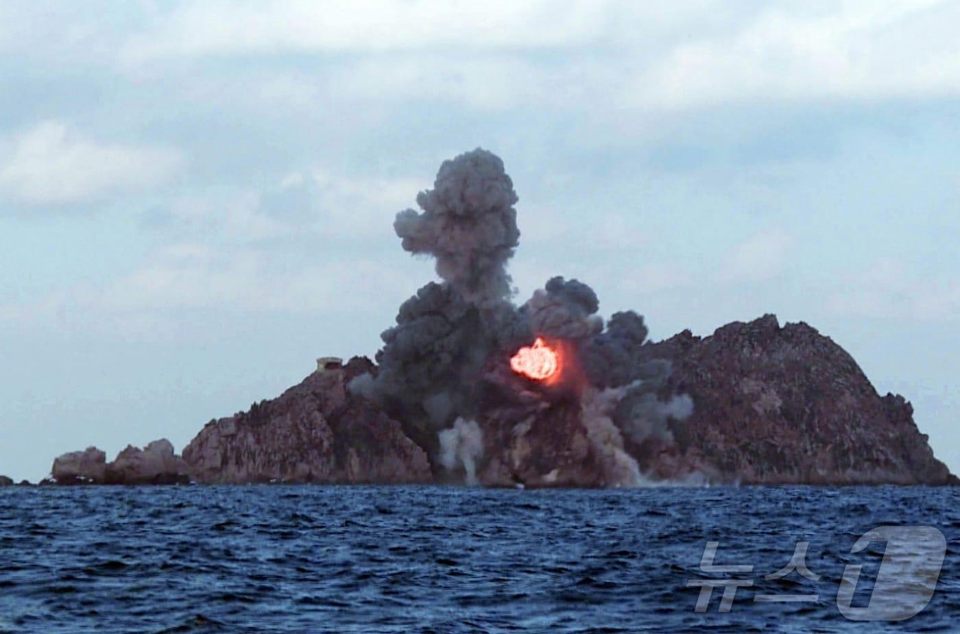 The Rodong Sinmun, the official newspaper of North Korea's Workers' Party, reported on Wednesday that Kim Jong Un, the party's general secretary, observed the test firing to verify the effectiveness of the upgraded large-caliber multiple rocket launcher system conducted by the Missile Bureau the previous day, alongside his daughter Ju Ae / Rodong Sinmun