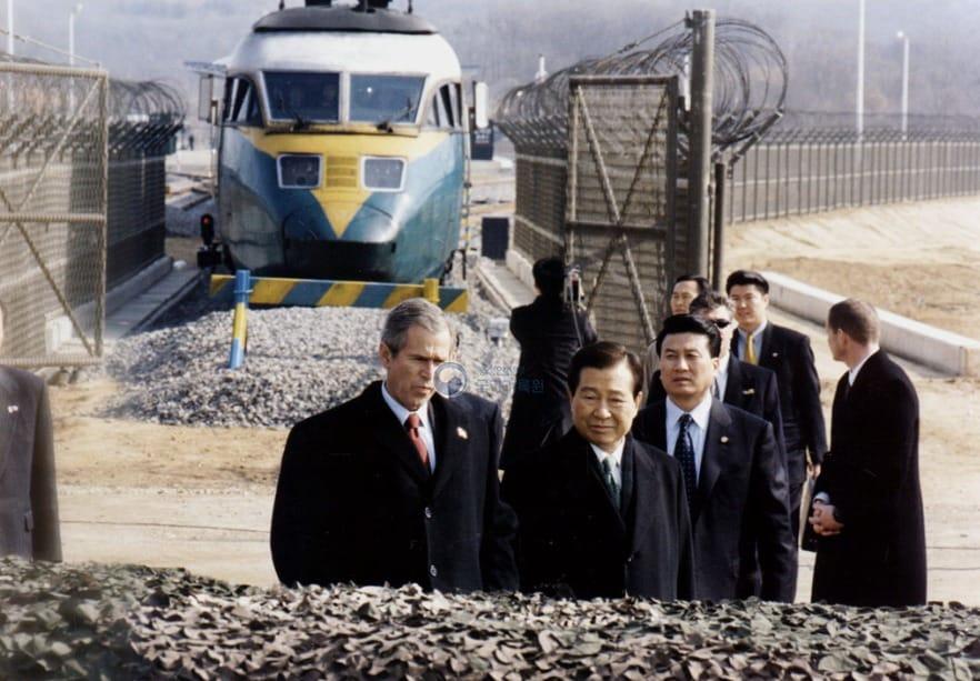 Former President Kim Dae-jung touring Dorasan Station, the northernmost point on the southern side of the Gyeongui Line, alongside former U.S. President George W. Bush / National Archives of Korea