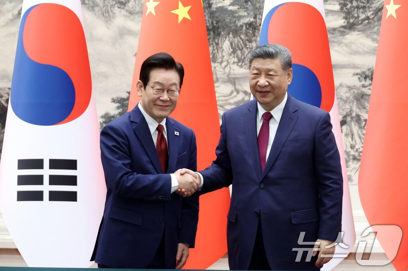 President Lee Jae Myung and Chinese President Xi Jinping shake hands at the signing ceremony for a South Korea-China MOU held at the Great Hall of the People in Beijing on Monday. 2026.1.5 / News1