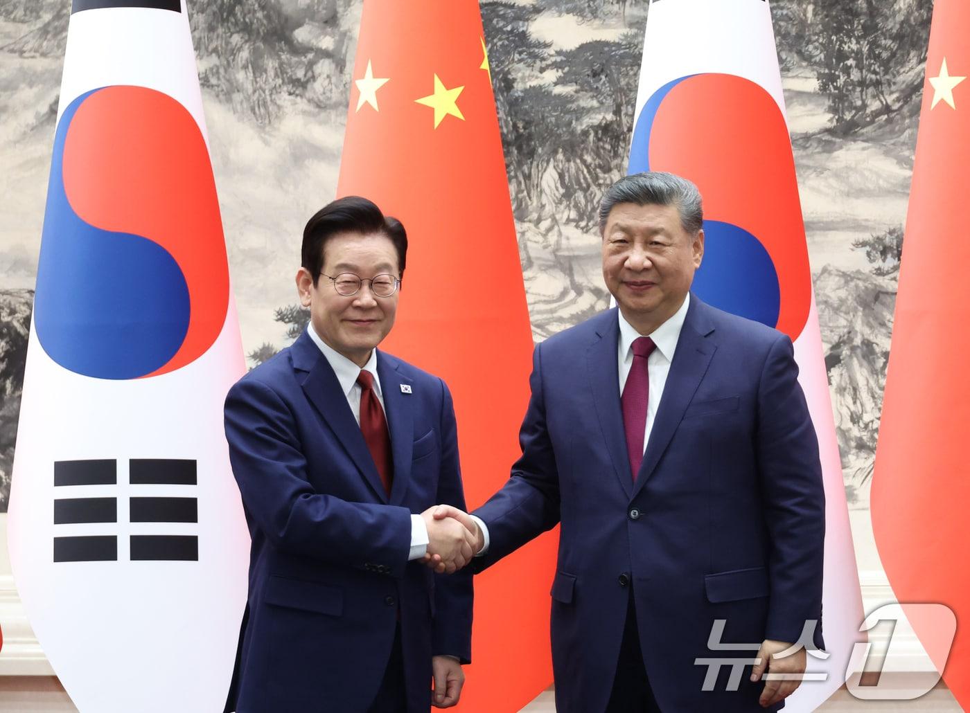 President Lee Jae Myung and Chinese President Xi Jinping shake hands at the signing ceremony for a South Korea-China MOU held at the Great Hall of the People in Beijing on Monday. 2026.1.5 / News1