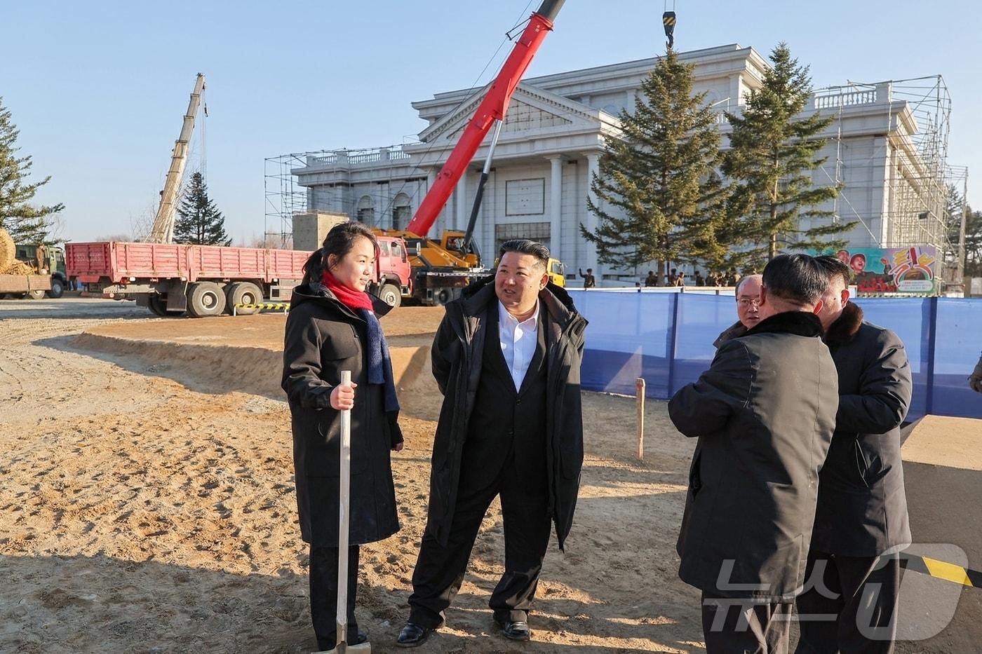 The Rodong Sinmun, the official newspaper of North Korea's Workers' Party, reported on Tuesday that Comrade Kim Jong Un visited the construction site of the Overseas Military Operations Combat Merit Memorial Hall on Monday, accompanied by leading officials of the Party and government / Rodong Sinmun