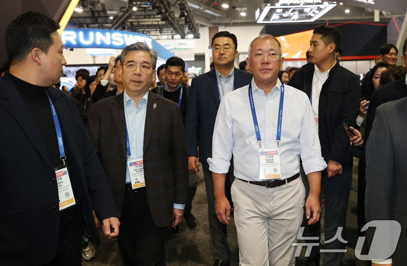 Hyundai Motor Group Chairman Chung Eui-sun is seen walking with Vice Chairman Chang Jae-hoon at the Las Vegas Convention Center (LVCC) in Nevada, U.S., on January 6 2026.1.7 / News1