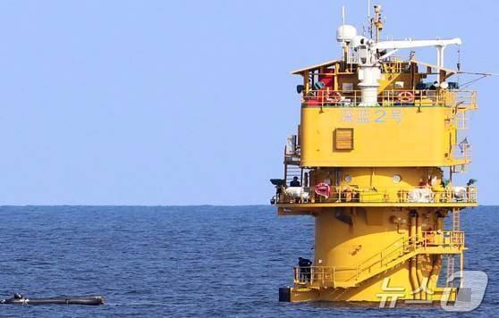 Photo showing Chinese personnel captured aboard the Shenlan 2 / Provided by Representative Lee Byeong-jin's office
