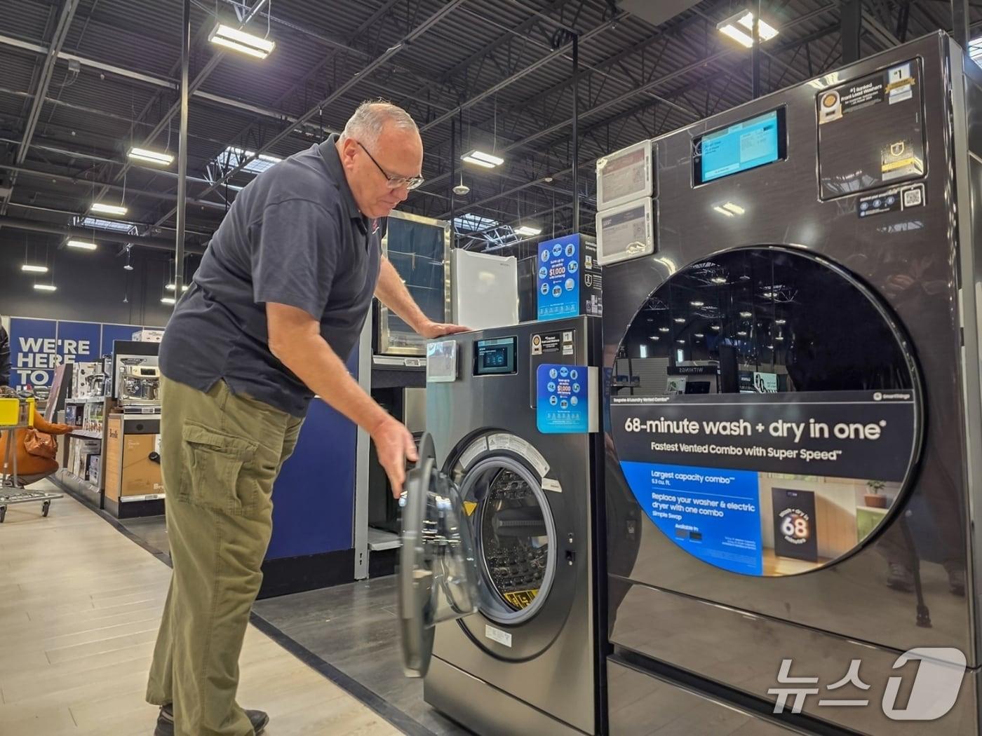 A consumer is browsing Samsung Electronics' AI appliances at a Best Buy store in Las Vegas, U.S. / Provided by Samsung Electronics