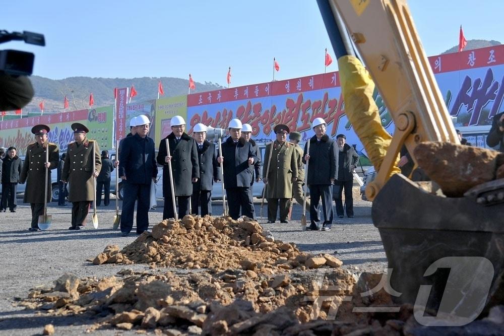 The Rodong Sinmun, the official newspaper of North Korea's Workers' Party, reported on February 1 that the groundbreaking ceremony for the local development policy project in Pyeongwon County took place on January 31. Attendees included Prime Minister Pak Thae-song, Ri Kyong -chul, the responsible secretary of the South Pyongan Provincial Party Committee, and Ri Song-bum, the chairman of the Provincial People's Committee / Rodong Sinmun