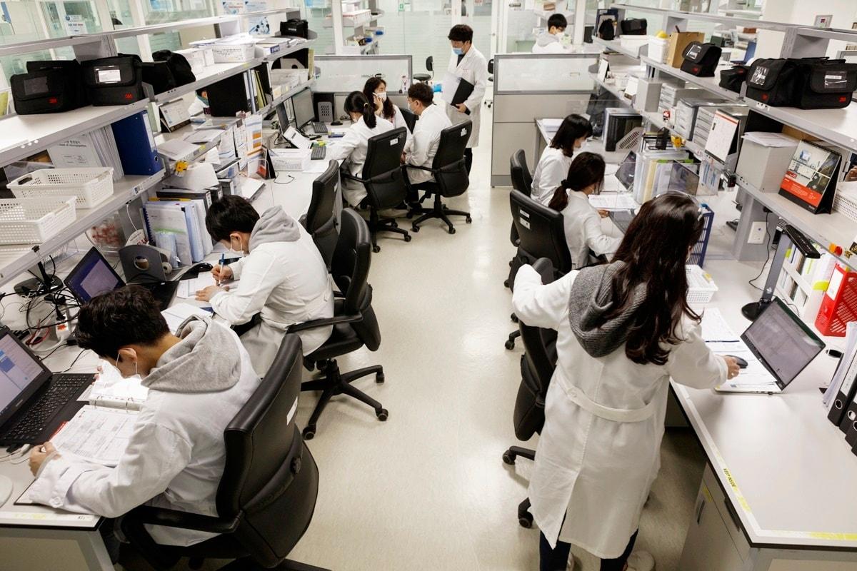 Hanmi Pharmaceutical researchers are concentrating on their research activities (Provided by Hanmi Pharmaceutical) / News1