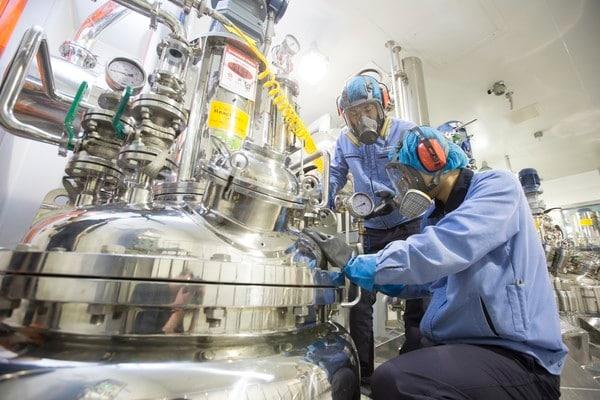 ST Pharm researchers are inspecting the bioreactor (Provided by ST Pharm) / News1