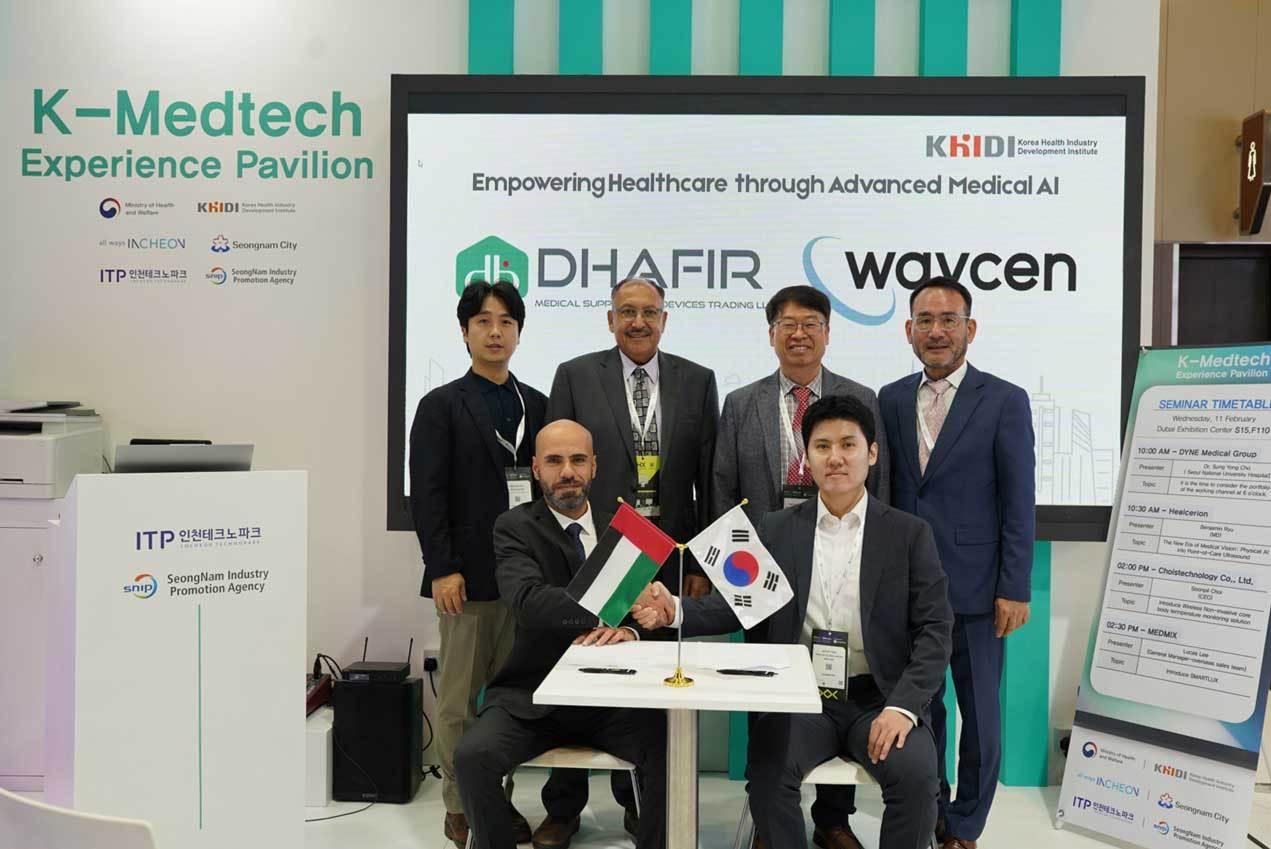 From left to right in the front row, clockwise: Dhafir Medical Director Nabil Ibrahim, Korea Health Industry Development Institute Team Leader Kim Wan-seop, Dhafir Medical Director Mohamed Yaman, Korea Health Industry Development Institute Planning Director Hong Heon-woo, Korea Health Industry Development Institute UAE Branch Manager Lee Young-ho, Waycen Overseas Sales Team Leader Nam Ki-hyuk / Provided by Waycen